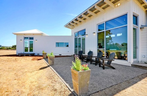 Vineburg House | Sonoma-Napa Wine Country retreat. Surrounded by vineyards, views, & privacy