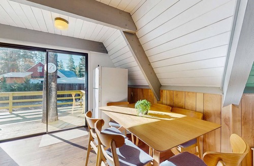 Tahoe Paradise Cabin | South Lake Tahoe House with Hot Tub - Close to Skiing, Walk to Dining