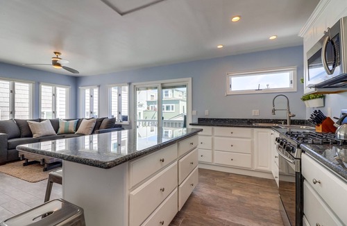 South Mission Beach Condo | South Mission Bayside Upper Unit, Newly Remodeled, Lots of Light