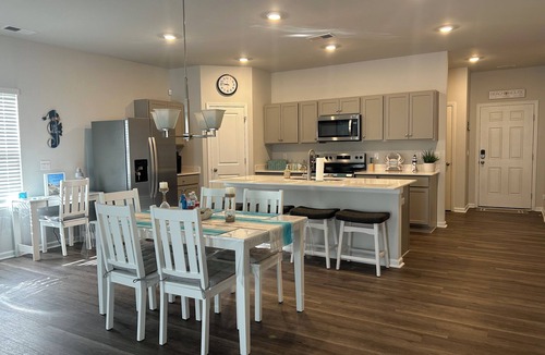 Southport House | Southport Seascape~Family-Friendly,Spacious, Near Beaches & Waterfront Dining