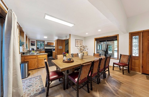 Tahoe Island House | Spa + Games + Patio Dining | Mins to Emerald Bay + Lake | Lakesong Lodge