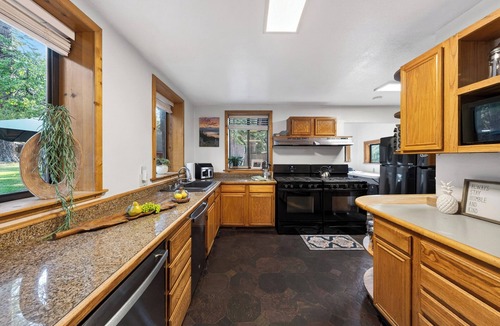 Tahoe Island House | Spa + Games + Patio Dining | Mins to Emerald Bay + Lake | Lakesong Lodge
