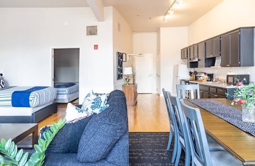 Gaslamp Quarter Hotel | Spacious 1 BR 700 sq ft loft suite with free parking, 4 Beds, steps to the Convention Center and Gaslamp dining. Ideal for business or group travel.