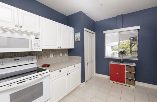 Naples Condo | Spacious 3-bed, 2-bath condo fully furnished, minutes from downtown and beaches.