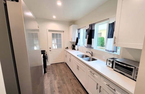 Pico - Robertson Apartment | Spacious 3 bedroom apt. Walk to markets, Game console, 10 min to Rodeo Drive!