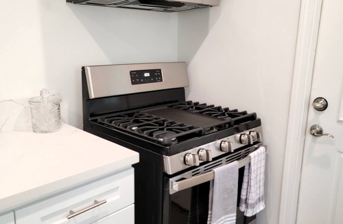 Pico - Robertson Apartment | Spacious 3 bedroom apt. Walk to markets, Game console, 10 min to Rodeo Drive!