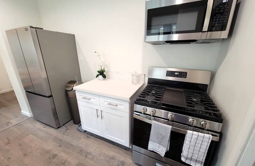 Pico - Robertson Apartment | Spacious 3 bedroom apt. Walk to markets, Game console, 10 min to Rodeo Drive!