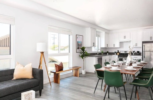 Mid City House | Spacious 4BR LA Getaway | Parking + Fast Wi-Fi