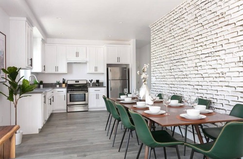 Mid City House | Spacious 4BR LA Getaway | Parking + Fast Wi-Fi