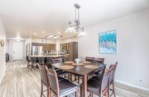 Raisin House | Spacious 5-Bedroom home w/Pool & Hot Tub