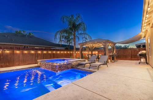 Raisin House | Spacious 5-Bedroom home w/Pool & Hot Tub