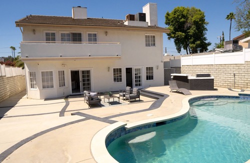 Tarzana House | Spacious 5-bedroom house with WiFi and AC in lovely Los Angeles