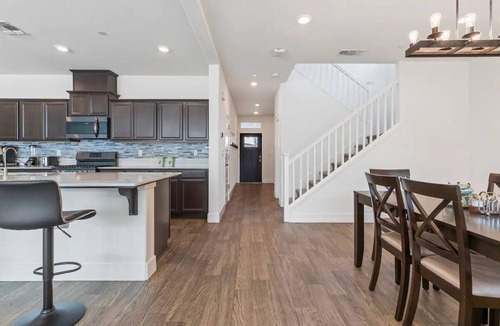 Merced House | Spacious 6-bedroom house in fabulous Merced with WiFi, Near Hospitals and Dining