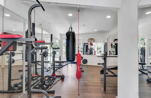 Simi Valley House | Spacious 6-bedroom house in lovely Simi Valley with 6 hole putting course & gym