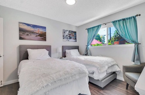 Simi Valley House | Spacious 6-bedroom house in lovely Simi Valley with 6 hole putting course & gym