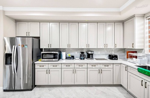 Bassett House | Spacious 6BR Stay + Parking + Near DTLA #TravelSGV