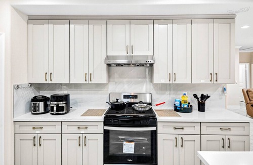Bassett House | Spacious 6BR Stay + Parking + Near DTLA #TravelSGV