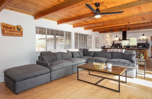 Yosemite Forks House | Spacious 7BR Yosemite Retreat - Hot Tub/Pet-Friendly