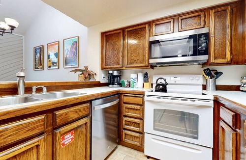 Mammoth Lakes Condo | Spacious & Bright Condo with Air Conditioning! Near Walking/Biking Trails