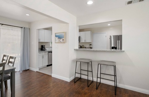 Raisin House | Spacious & Clean 2B/1Bth w Great Access to Airport