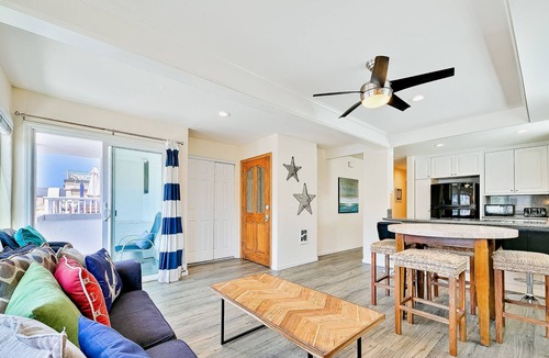 South Mission Beach Apartment | Spacious condo just steps to sand & central location with sundeck & views