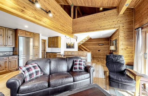 Mammoth Lakes Condo | Spacious condo near skiing with fireplace, washer/dryer, deck & full kitchen