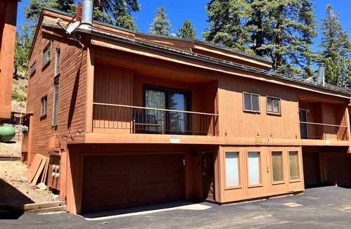 Mammoth Lakes Condo | Spacious condo near skiing with fireplace, washer/dryer, deck & full kitchen