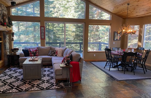 Tahoe Paradise House | Spacious Cozy Tahoe Retreat
