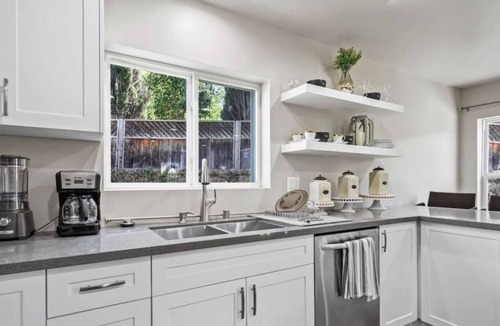 Valencia House | Spacious family home private entry near six flags
