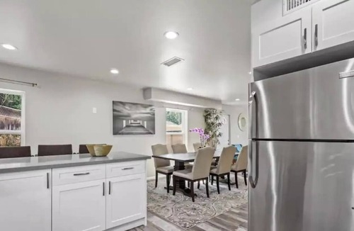 Valencia House | Spacious family home private entry near six flags