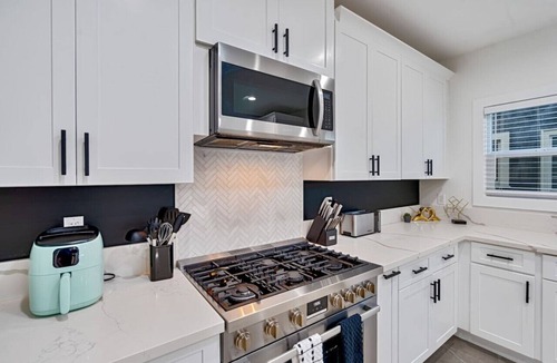 Wilshire House | Spacious Hollywood Home | Minion Room & Pickleball