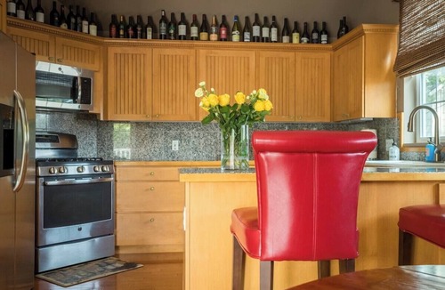 St. Helena House | Spacious Honeymoon Suite w/2 Beds & Private Kitchen