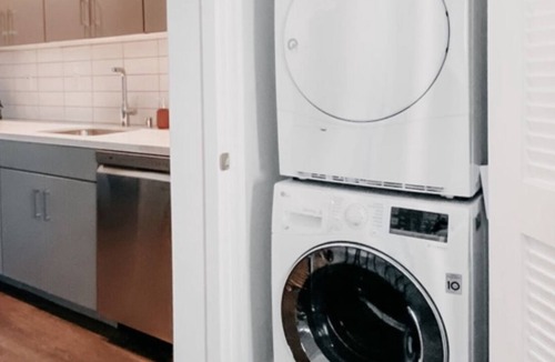Wilshire Center Apartment | Spacious Koreatown Studio