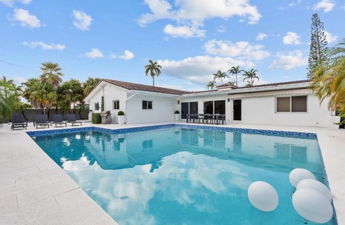 South Lake Apartment | Spacious Modern Mansion w Pool & Sauna in Hollywood close to Beach - 20 min to FIFA!