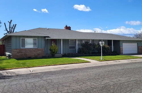 Red Bluff House | Spacious Red Bluff mid-century ranch style