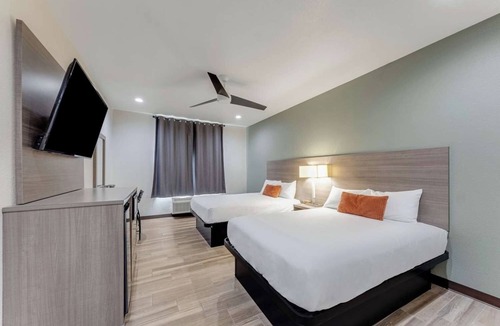 Eastside Promise Neighborhood Hotel | Spacious Room Perfect for Families w/Complimentary Breakfast - Off I-10 & I-35