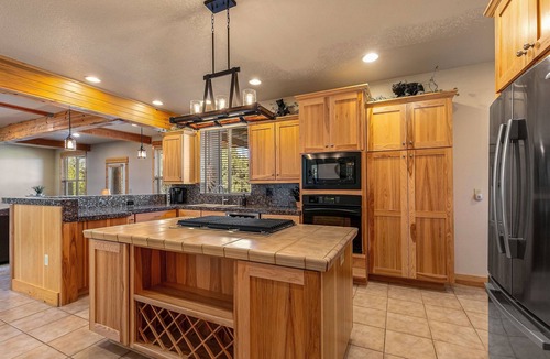 Redmond House | Spacious & Rustic Lodge Cabin. 4 Bedroom Kid & Pet Friendly w/Private Hot Tub!