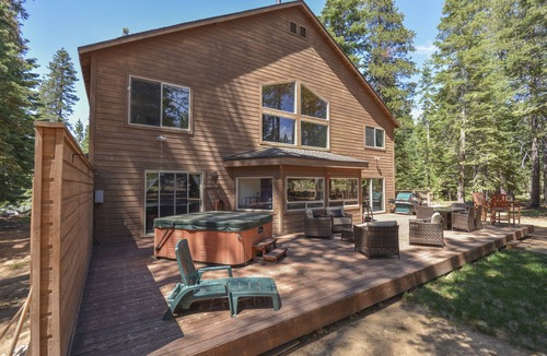 Truckee Cabin | Spacious Tahoe Donner Home w/Private Hot Tub, Pool Table, Darts, and HOA Gym and Pool Access!