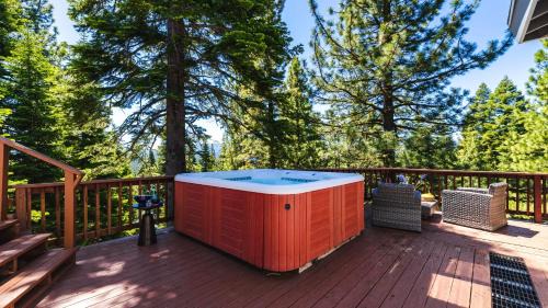 Truckee House | Sparrow by AvantStay Modern Mountain Retreat w Hot Tub Pool Table Games