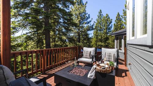 Truckee House | Sparrow by AvantStay Modern Mountain Retreat w Hot Tub Pool Table Games