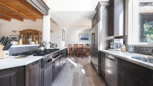 Truckee House | Sparrow by AvantStay Modern Mountain Retreat w Hot Tub Pool Table Games