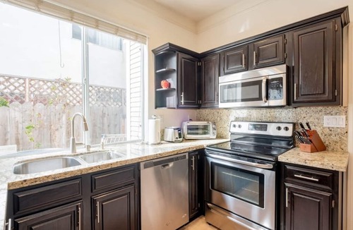 Crown Point House | SPECIAL! Luxury Family Townhome3 Walk to Beach AC BBQ Garage Crib