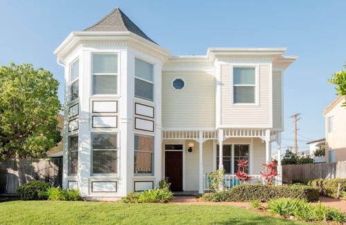 Crown Point House | SPECIAL! Luxury Family Townhome3 Walk to Beach AC BBQ Garage Crib