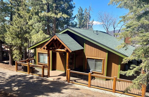 Upper Moonridge Ski Chalet | Spectacular mountain views, hot tub, sledding yard, bbq, fast wi-fi