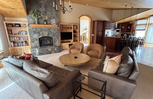 Truckee House | Spectacular Panoramic Sunrise and Sunset Mountain Views; EV Charger; Hot Tub