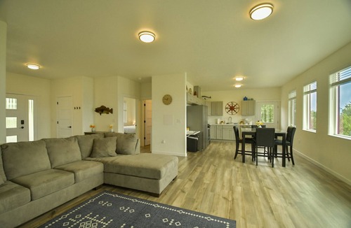 Kachemak House | Spit and Mountain Views! Single August Days Open!