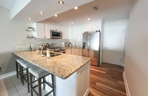 Southside House | ~Spring Ease Sleeps 8 Heated Pool & Shade~