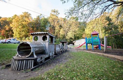 New Holland Resort | Spring Gulch Screened Park Model 7