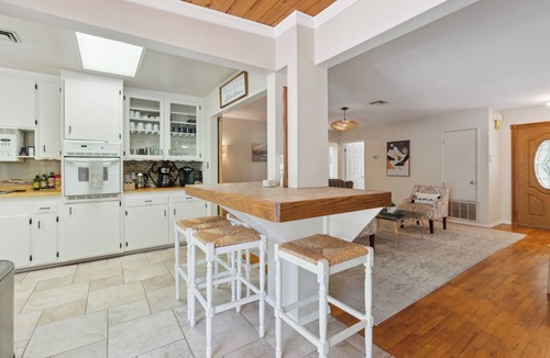 Shasta Lake House | 💥Spring Special ~Boat Parking~Hot Tub ~Game Room~Space for big Groups ~3000 sqft