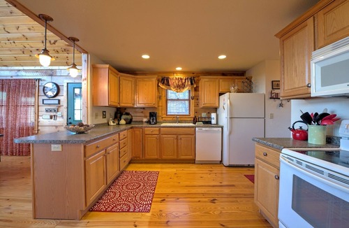 Wolf Laurel Cabin | Starlink, Hot Tub & Views + Biltmore Pass | Pet-Friendly | Near Hatley Pointe